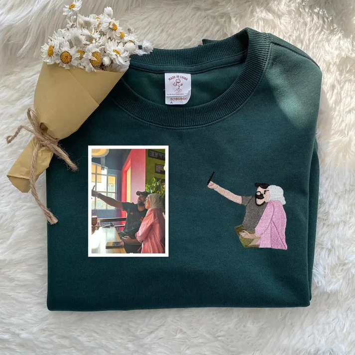 Custom sweatshirt for selfie photos, round neck sweatshirt with custom embroidery on the chest